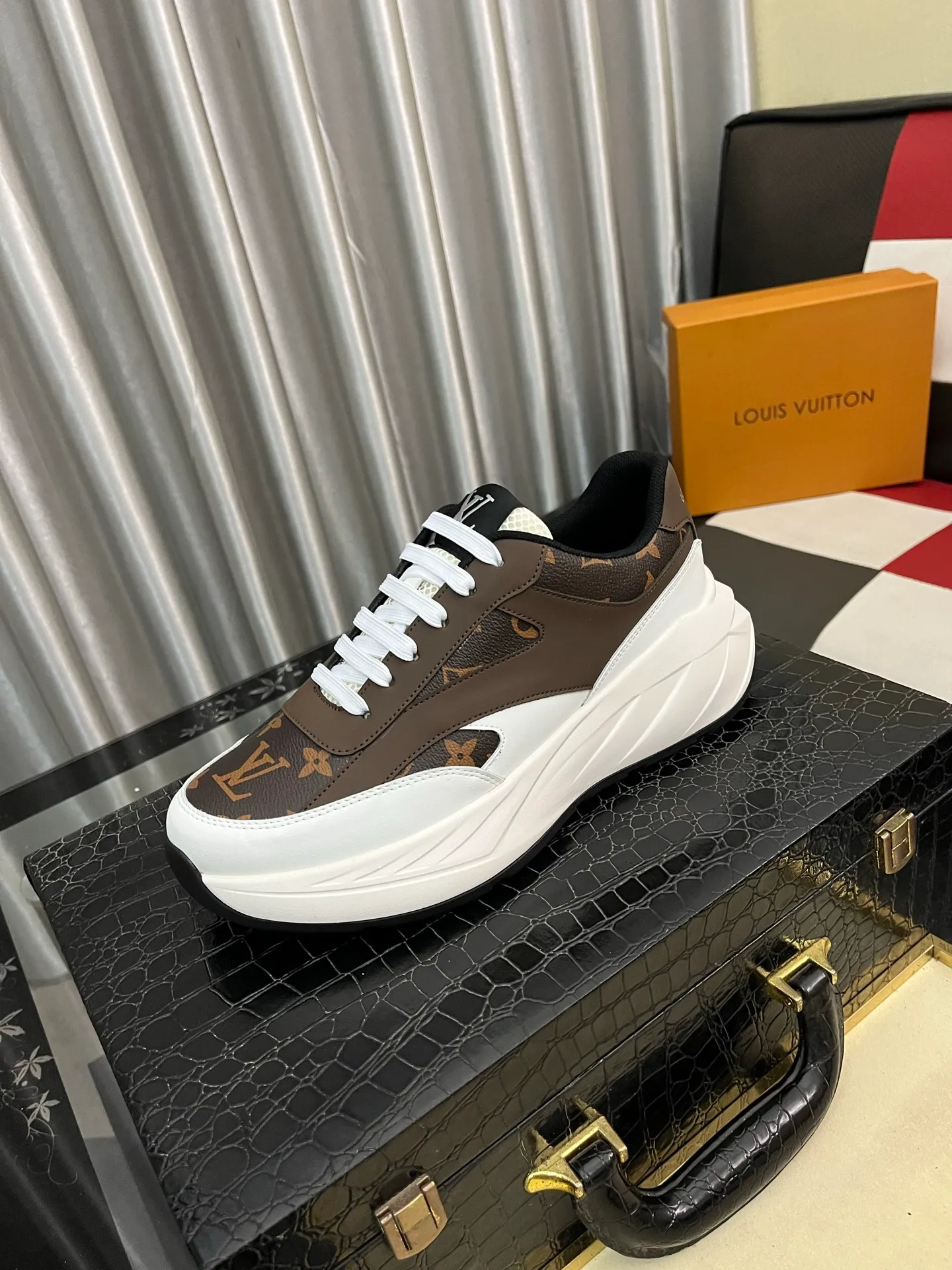 Men's shoes💰438⌚️⌚️《Louis vuitton/LV Louis Vuitton》original quality.~ Unique modern style sneakers. 🏃A must-have casual shoe for trendy men😍😍 Original brand imported from Italy, imported original leather, cowhide lining (refuses to discolor and grind feet) sole: original sole provided by the original factory, French lazy style design ⚠️Fit to the feet, original quality, super comfortable original sole. Code number: 38-442️⃣Colors available